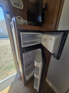 Réfrigérateur ouvert dans camping-car aménagé