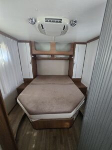 Chambre de camping-car avec lit double