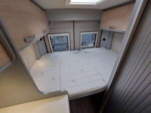 Chambre de camping-car avec lit double