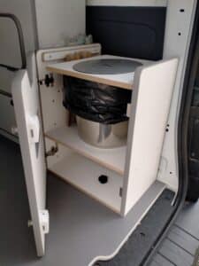 Toilettes sèches compactes dans un van aménagé