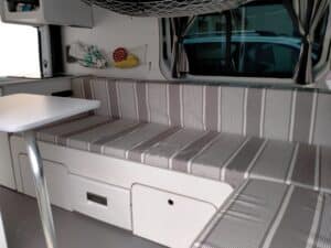 Banquette rayée dans camping-car avec table