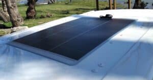 Panneau solaire installé sur toit de van