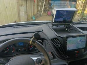 Tableau de bord avec écran caméra et GPS