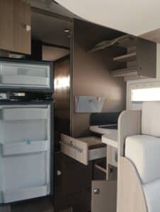 Cuisine de camping-car avec rangements ouverts