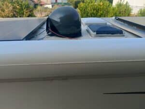 Toit de camping-car avec panneaux solaires