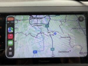 Écran GPS affichant carte autour de Charleroi