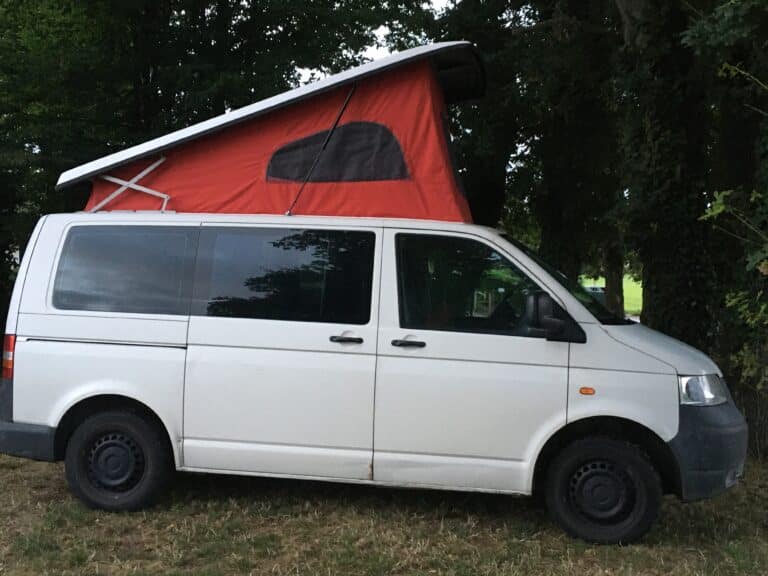 Van blanc avec toit relevable rouge