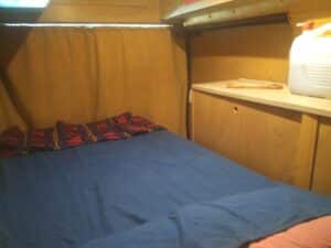 Petite cabine en bois avec lit double