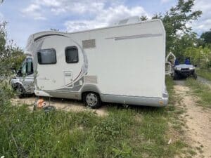 Camping-car stationné dans un champ verdoyant