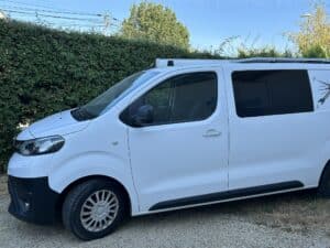 Fourgon utilitaire blanc garé en extérieur