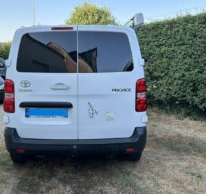 Arrière d’un Toyota Proace blanc garé dehors