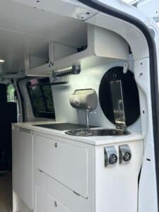 Cuisine aménagée dans un van avec évier