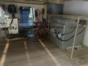 Installation électrique avec batterie et chargeur Victron