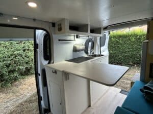 Cuisine aménagée dans un van avec évier