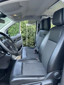 Intérieur cabine van avec sièges avant noirs