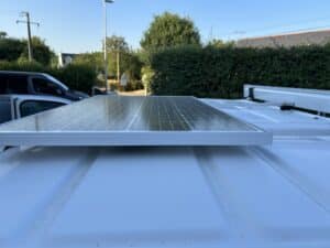 Panneau solaire installé sur toit de véhicule utilitaire