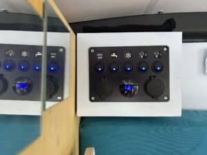 Panneau de contrôle électrique avec ports USB et 12V