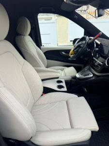Intérieur voiture luxe sièges cuir blanc