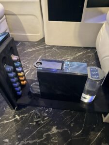Machine à café Nespresso avec capsules et réservoir