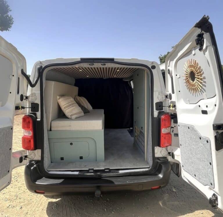 Intérieur aménagé d’un van avec banquette et rangements