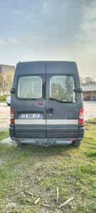 Arrière d’un utilitaire Renault garé sur herbe