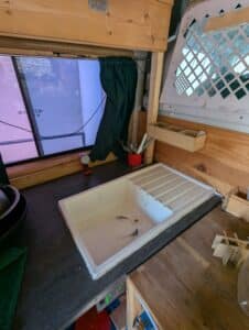 Petit évier dans kitchenette en bois