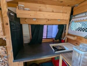 Petite cuisine en bois aménagée dans un van