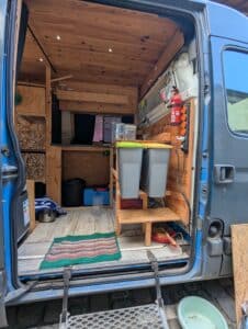 Intérieur aménagé d’un van avec rangements en bois