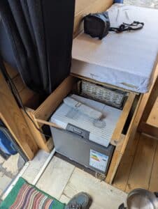 Glacière électrique sous banquette en bois aménagée