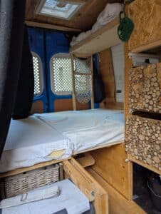 Intérieur van aménagé avec lit et rangements bois