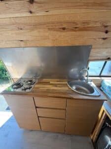 Petite kitchenette en bois avec évier et gazinière