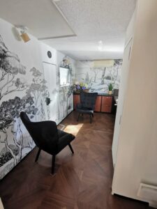 Petit salon moderne avec papier peint forestier