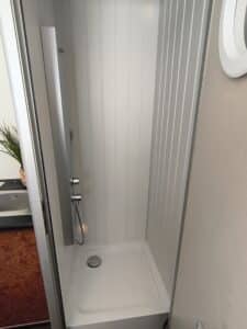 Petite cabine de douche blanche moderne