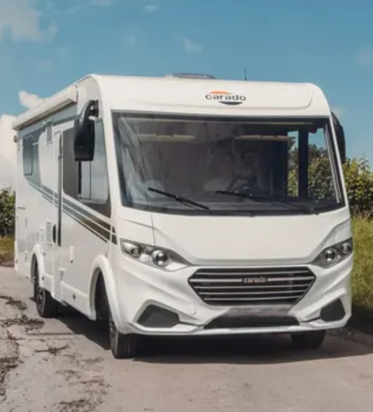 Camping-car blanc Carado sur route rurale