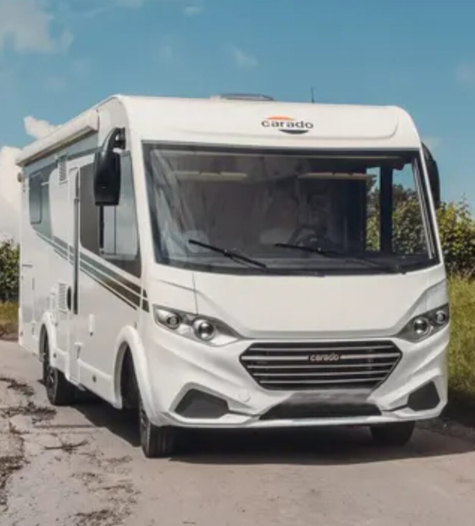 Camping-car blanc Carado sur route rurale