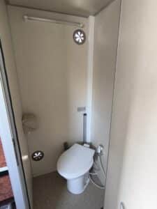 Petit WC avec ventilation murale et douchette