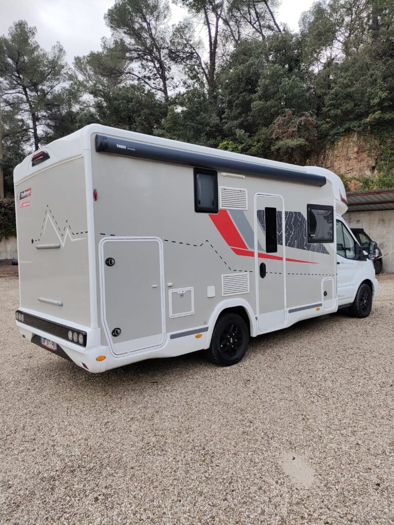 Camping-car profilé Challenger Graphite 260 Ford