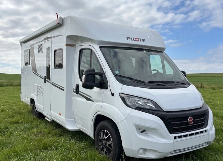 Camping-car profilé Pilote P696U évidence Fiat