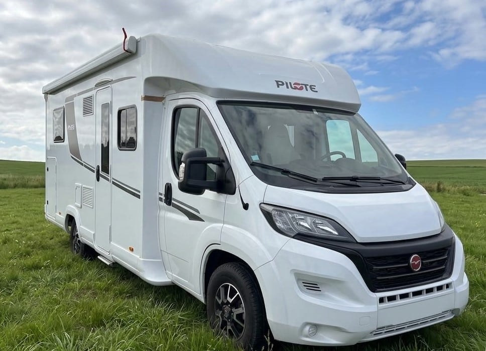 Camping-car profilé Pilote P696U évidence Fiat