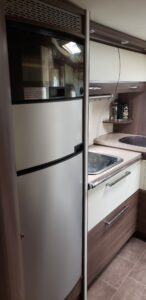 Camping-car intégral Bürstner I 900 Elegance + PEUGEOT 208 – ENSEMBLE TRÈS ÉQUIPÉ Fiat