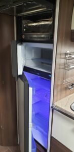 Camping-car intégral Bürstner I 900 Elegance + PEUGEOT 208 – ENSEMBLE TRÈS ÉQUIPÉ Fiat