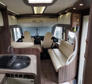 Camping-car intégral Bürstner I 900 Elegance + PEUGEOT 208 – ENSEMBLE TRÈS ÉQUIPÉ Fiat