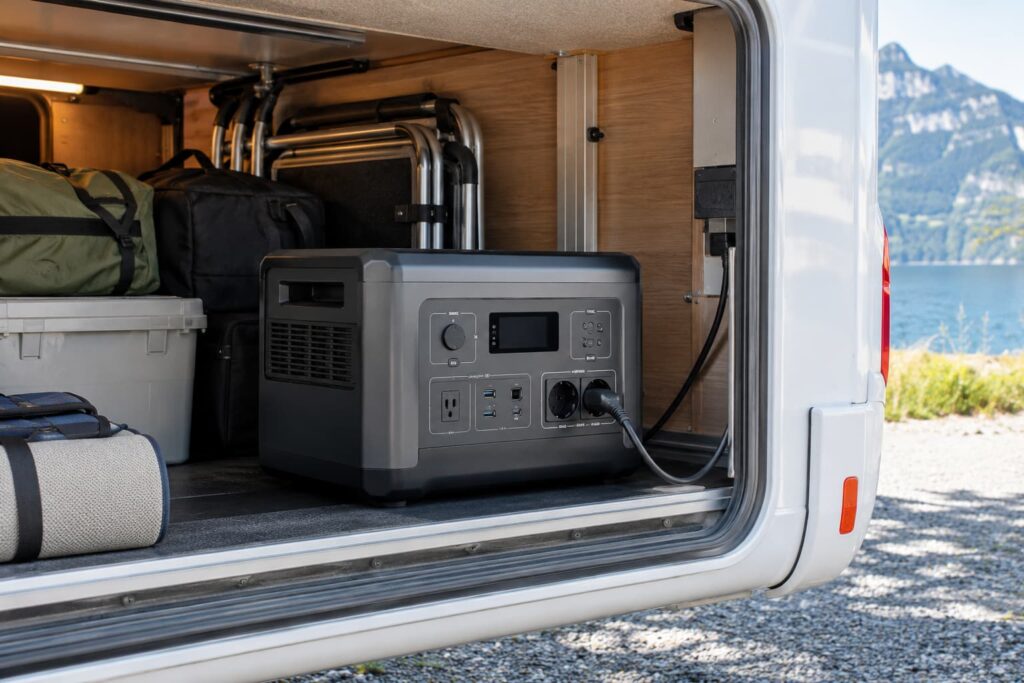 Station électrique portable dans le coffre d’un van