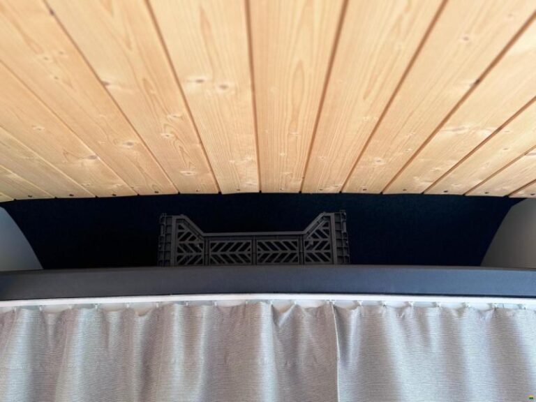 Plafond en bois avec détail architectural moderne.