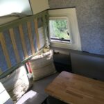 Intérieur d'un camping-car compact.