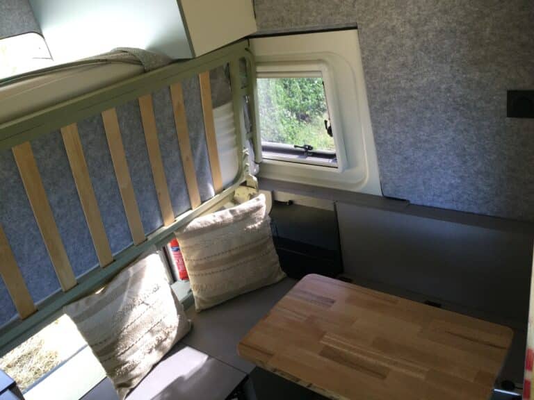 Intérieur d'un camping-car compact.