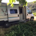 Camping-car stationné près de la nature