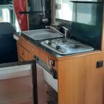 Cuisine de caravane avec frigo et évier.