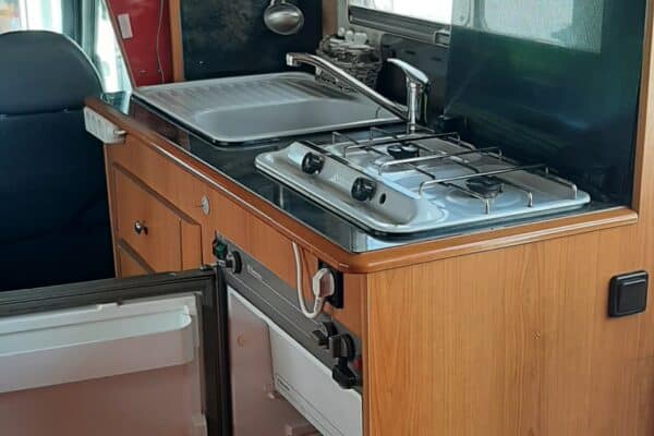 Cuisine de caravane avec frigo et évier.