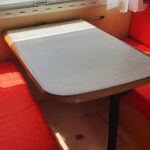 Coin repas camping-car avec banquettes rouges